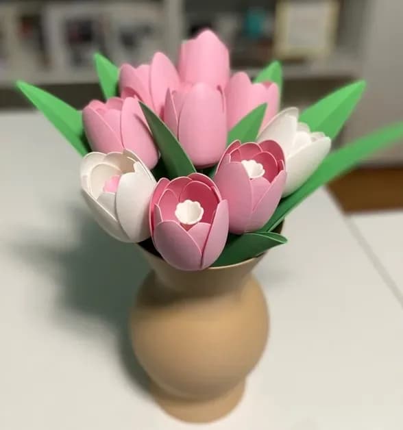 دسته‌گل لاله در گلدان سه‌بعدی