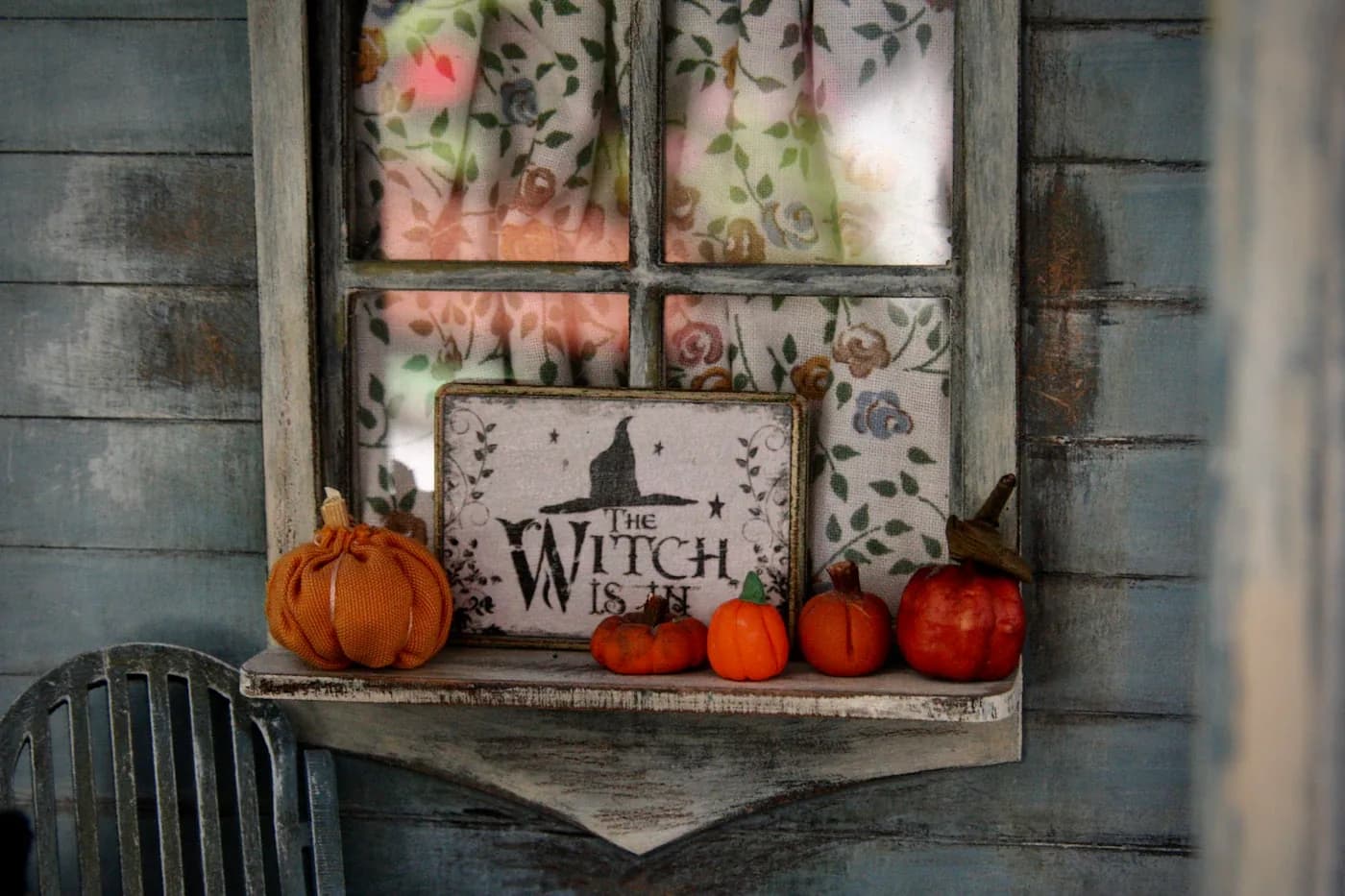 خانهی کوچک سیاه با شمع کدو روشن و نورهای نارنجی